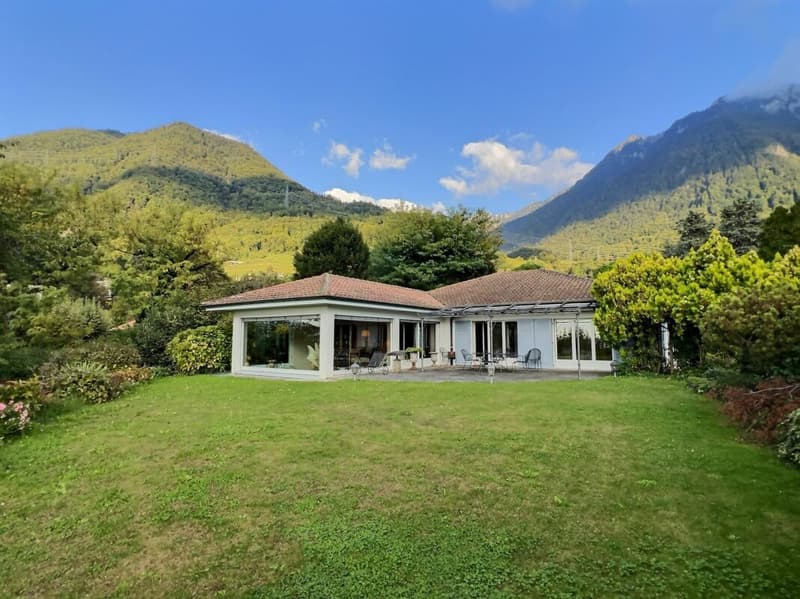 Elegante Villa in einem exklusiven Viertel, direkt am See (3)