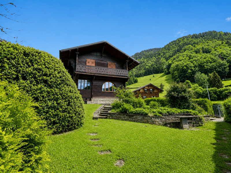 Chalet with great potential, Les Avants (1)