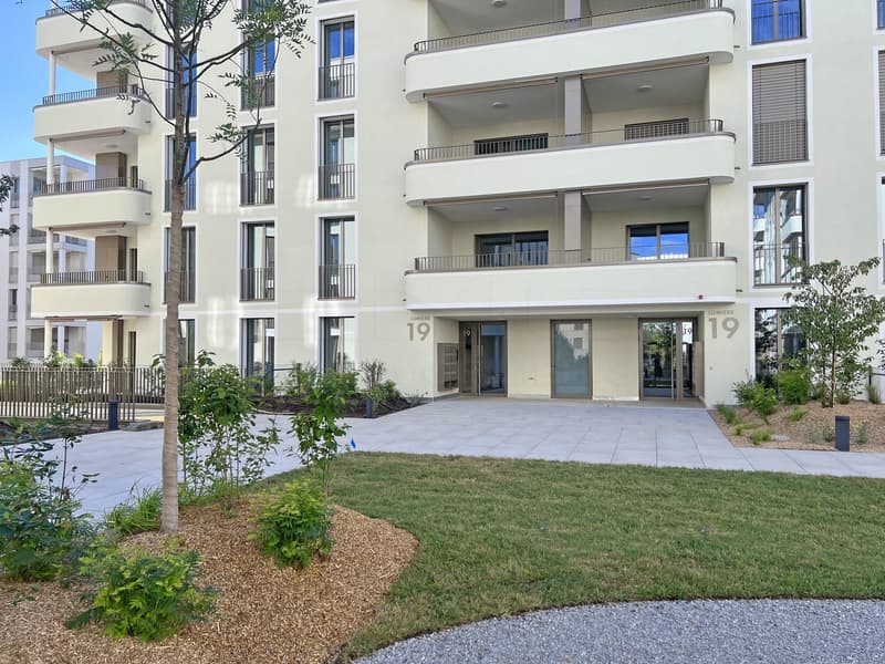 Entrée immeuble - Rue des Frère-Lumière 19a-19b