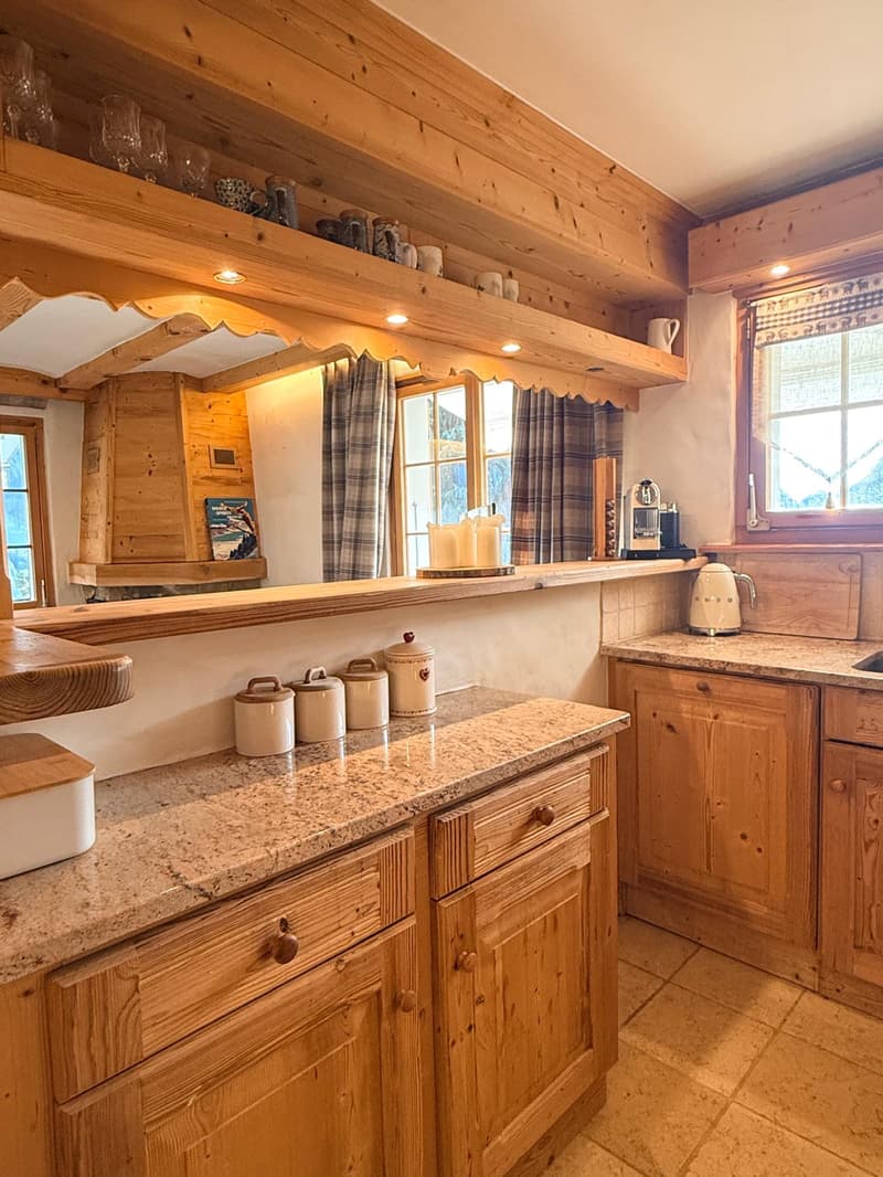 Charmant appartement de 3,5 pièces avec terrasse et vue sur les montagnes et la vallée à Rougemont (7)