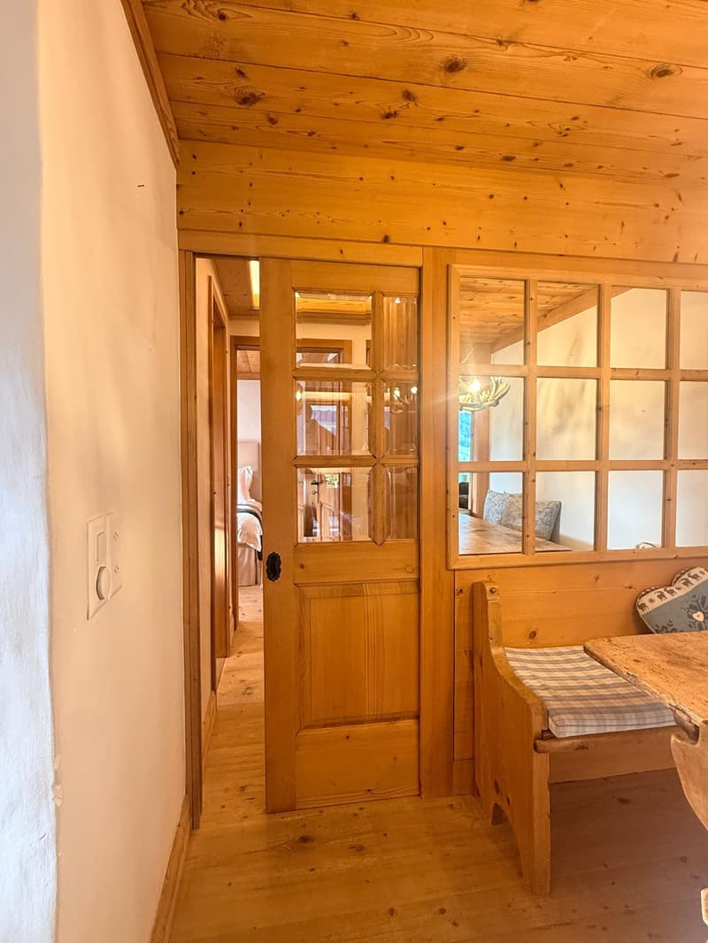 Charmant appartement de 3,5 pièces avec terrasse et vue sur les montagnes et la vallée à Rougemont (11)