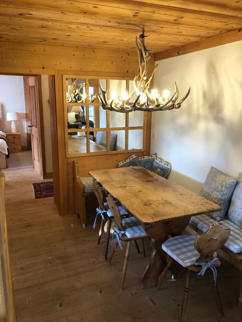 Charmant appartement de 3,5 pièces avec terrasse et vue sur les montagnes et la vallée à Rougemont (4)