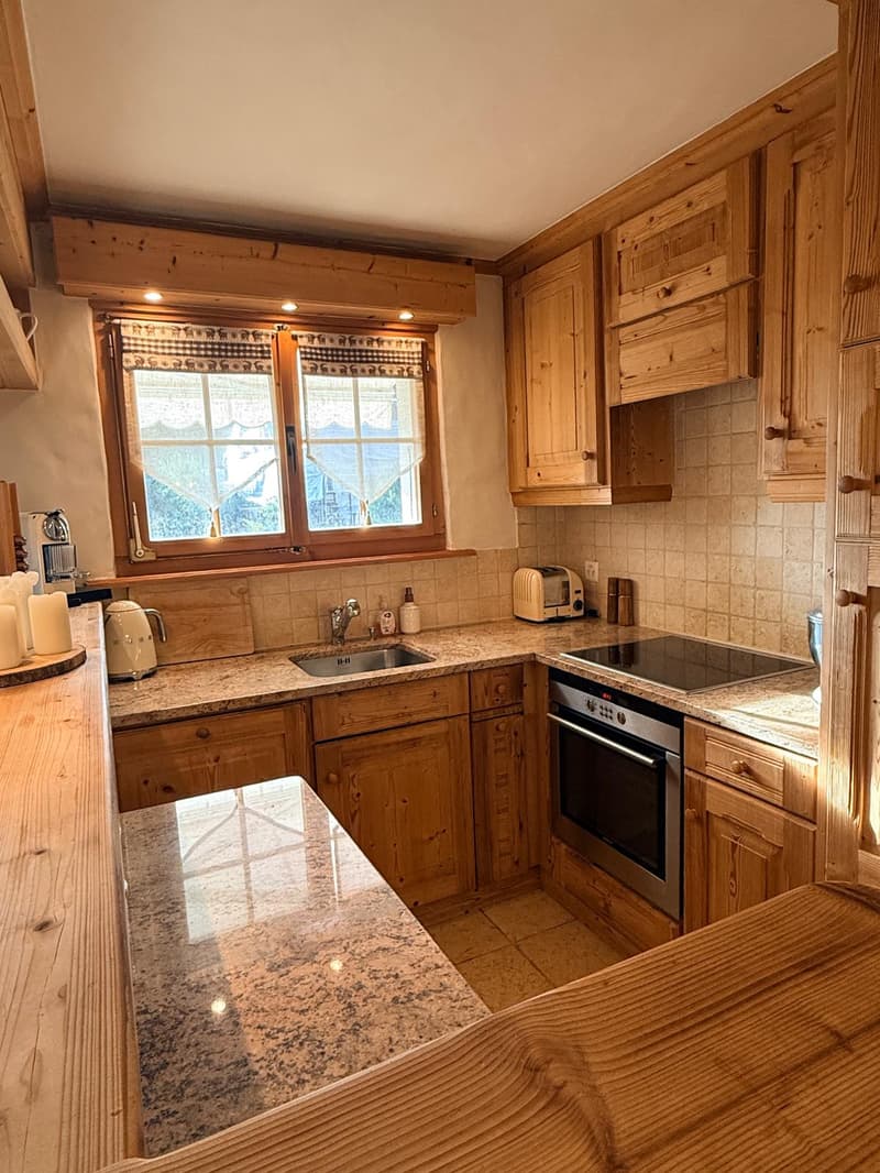 Charmant appartement de 3,5 pièces avec terrasse et vue sur les montagnes et la vallée à Rougemont (8)