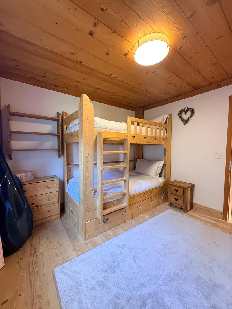 Charmant appartement de 3,5 pièces avec terrasse et vue sur les montagnes et la vallée à Rougemont (13)