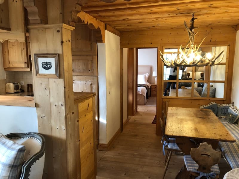 Charmant appartement de 3,5 pièces avec terrasse et vue sur les montagnes et la vallée à Rougemont (3)