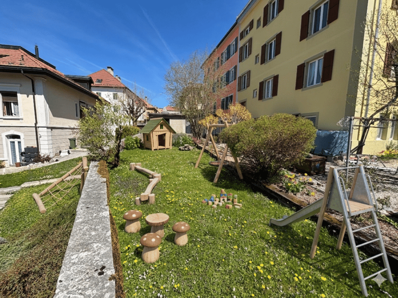 Beautiful family building with terrace and garden (4)