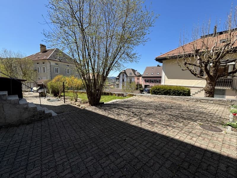 Beautiful family building with terrace and garden (3)