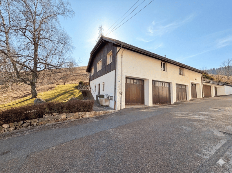 Belle maison familiale avec 6 grands garages (12)