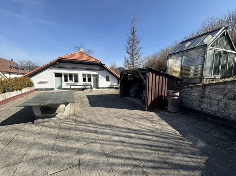 Belle maison familiale avec 6 grands garages (15)