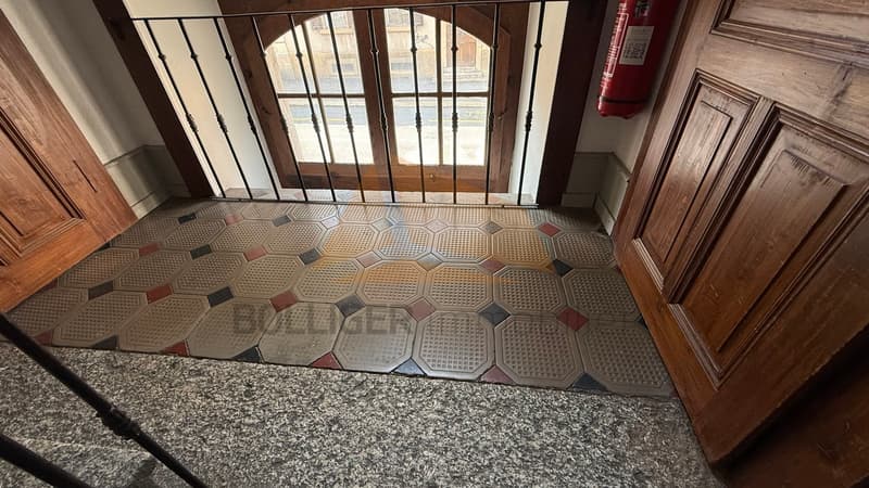 Zum Verkauf Charmantes Apartment mit 2,5 Zimmern im 1. Stock (2)