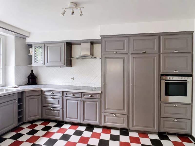Character house with great potential (2)