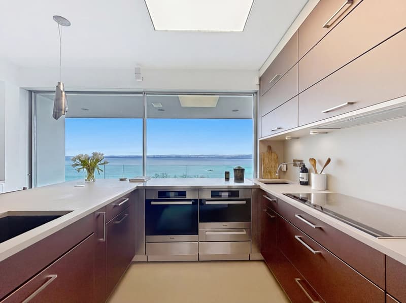 Contemporary 600 m² property with panoramic lake view (6)