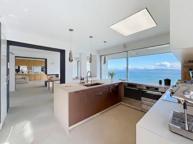 Contemporary 600 m² property with panoramic lake view (4)