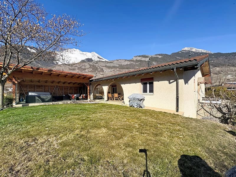 Villa spaziosa in zona tranquilla, terrazza e jacuzzi (9)