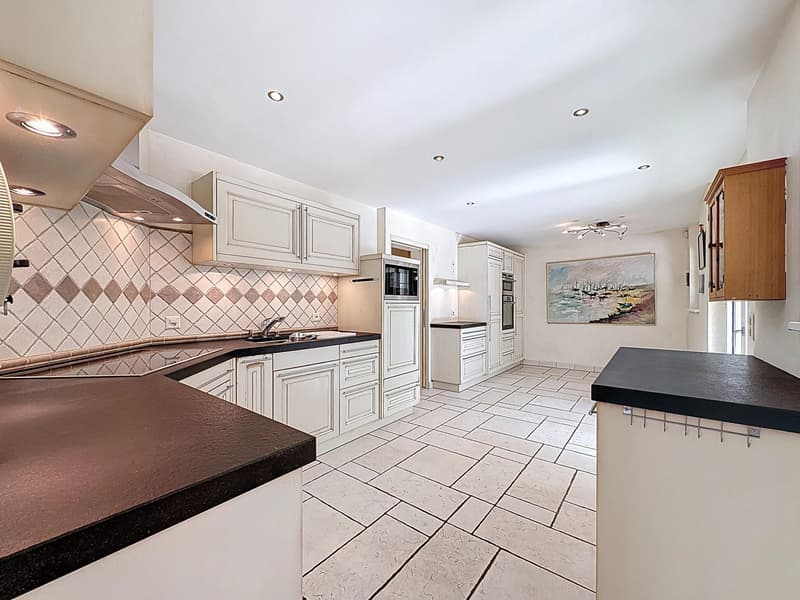 Geräumige 5.5-Zimmer-Villa mit Pool und Garten (8)