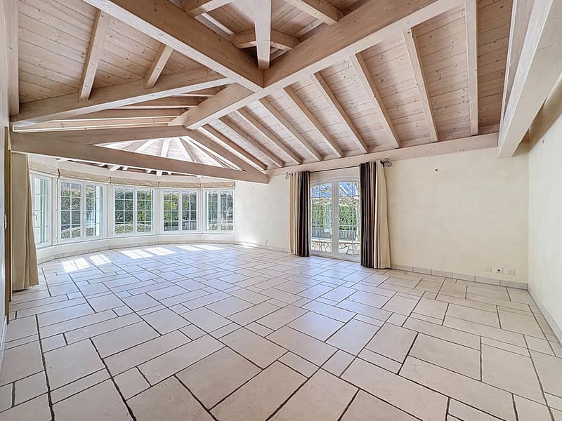 Geräumige 5.5-Zimmer-Villa mit Pool und Garten (2)