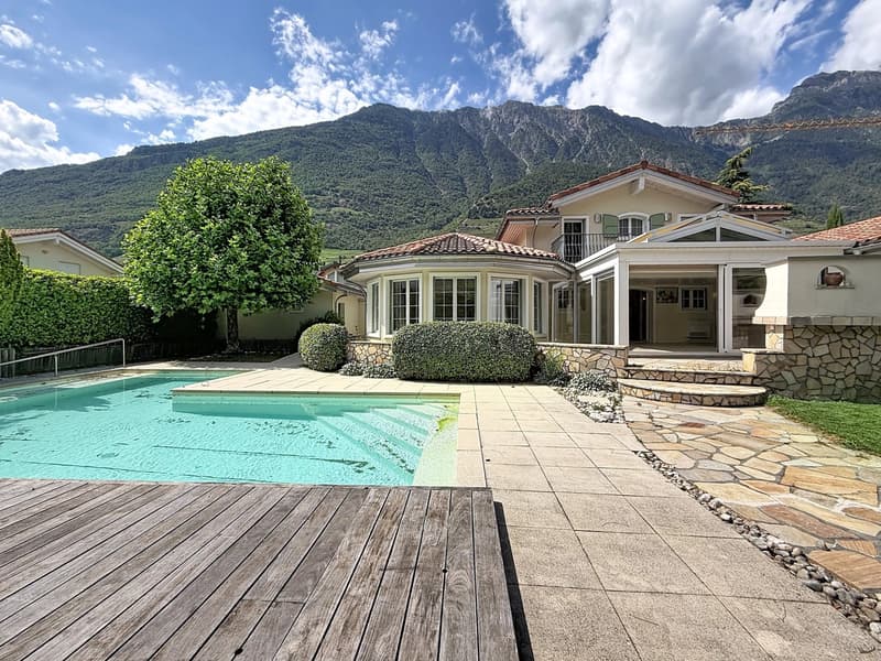 Spacious 5.5-room villa with pool and garden (3)