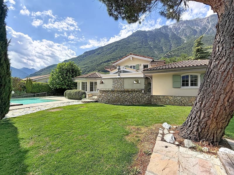 Spacious 5.5-room villa with pool and garden (7)