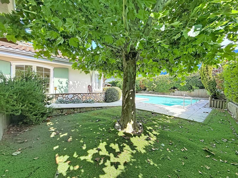 Spacious 5.5-room villa with pool and garden (1)