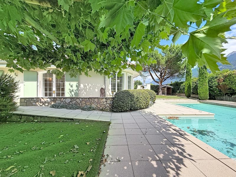 Spacious 5.5-room villa with pool and garden (5)