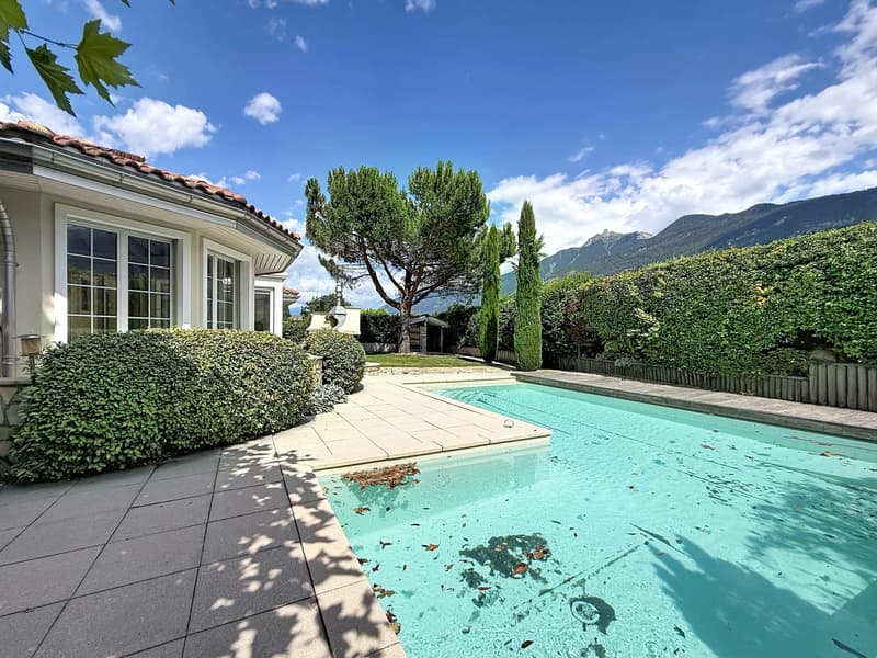 Spacious 5.5-room villa with pool and garden (2)