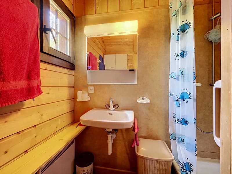 A charming refuge in the heart of the mountains (7)