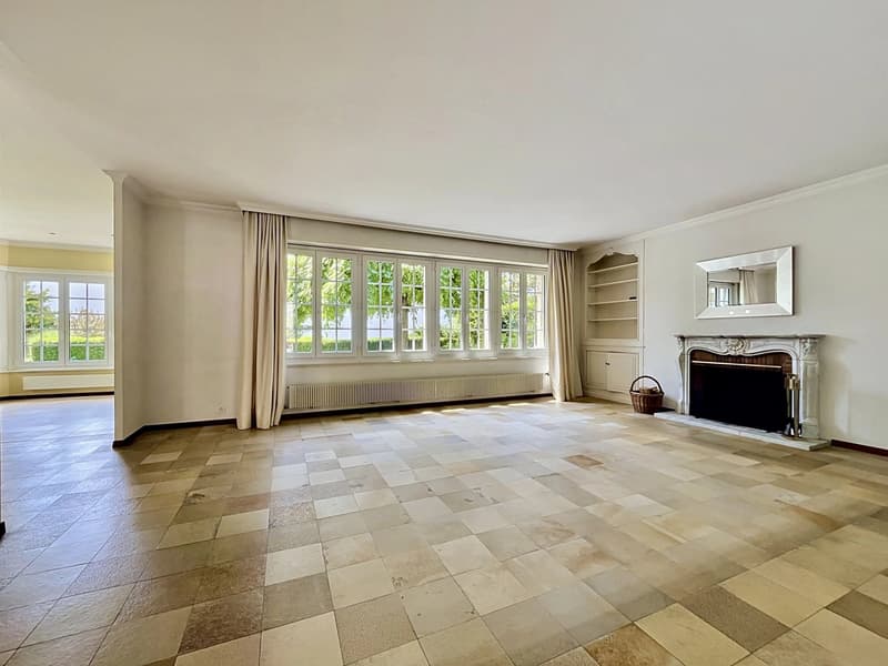 Individual villa in a quiet location with garden and lake view (2)