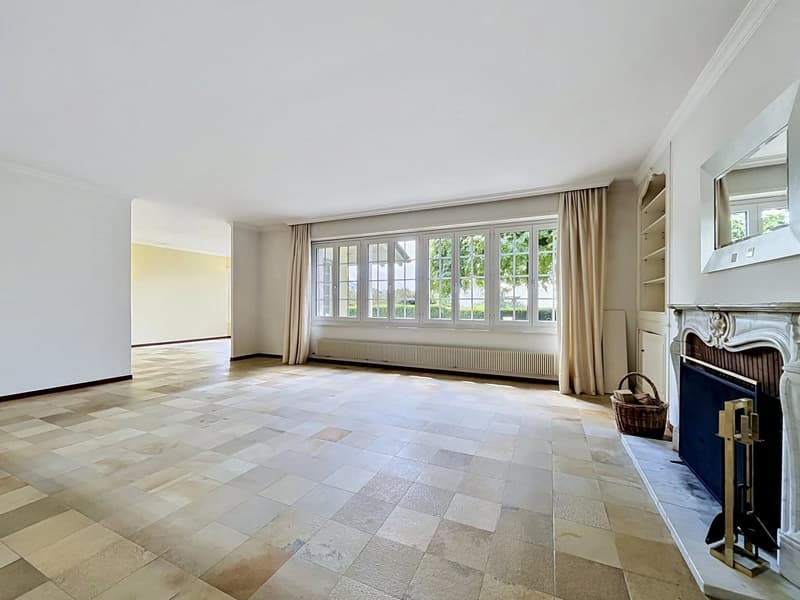 Individual villa in a quiet location with garden and lake view (3)