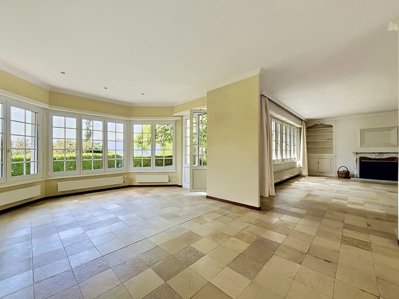 Individual villa in a quiet location with garden and lake view (6)