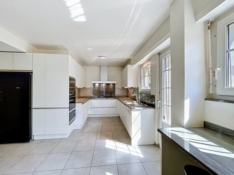 House in a quiet location with garden and lake view (4)