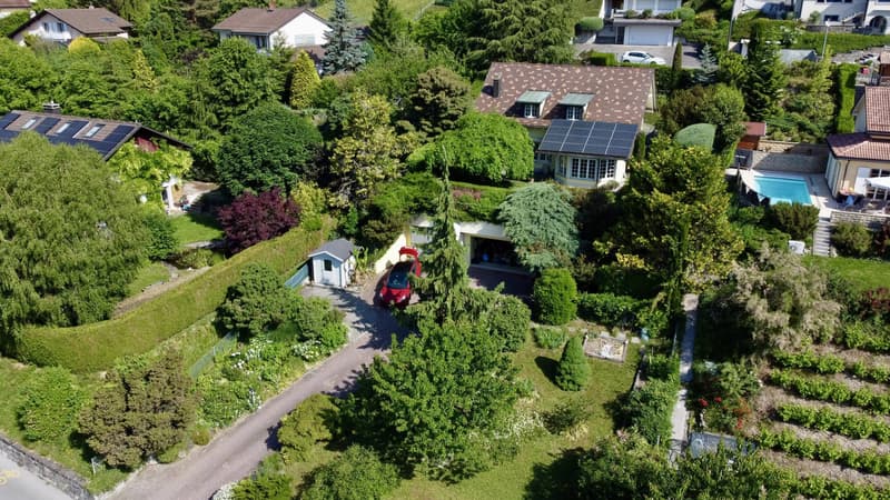 House in a quiet location with garden and lake view (13)