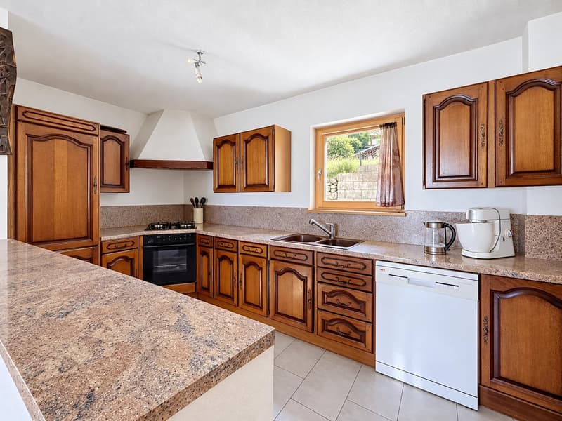 Opportunité à saisir en plein coeur du village ! (3)
