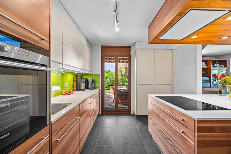SPLENDID SEMI-DETACHED VILLA WITH LARGE LANDSCAPED GARDEN. LOVE AT FIRST SIGHT! (8)