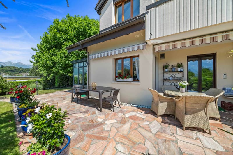 SPLENDID SEMI-DETACHED VILLA WITH LARGE LANDSCAPED GARDEN. LOVE AT FIRST SIGHT! (1)