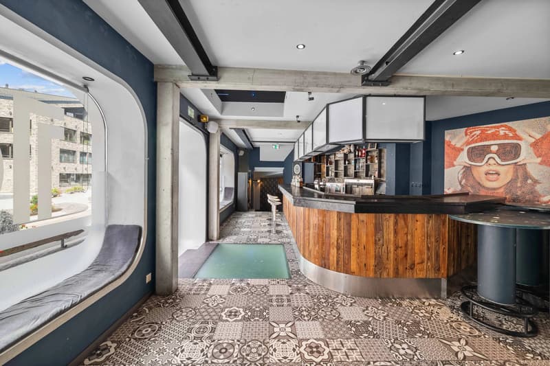 Main bar in the center of the station (1)