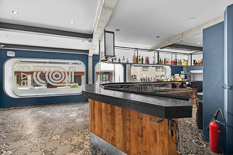 Main bar in the center of the station (7)