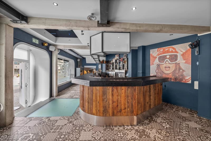 Main bar in the center of the station (6)