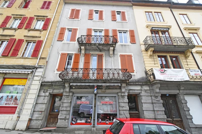 Building with 3 apartments and a commercial space with potential (1)