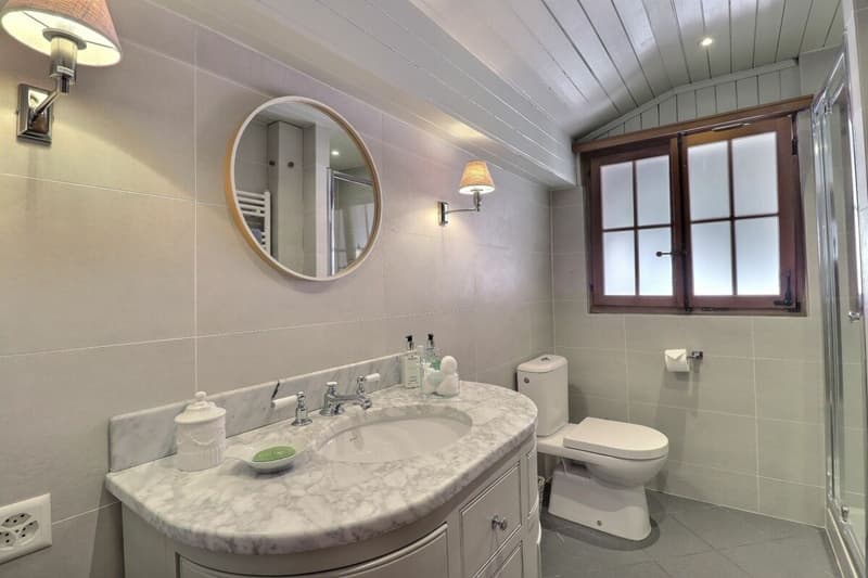 Three-story chalet in the residential complex with panoramic views of the Alps. (17)