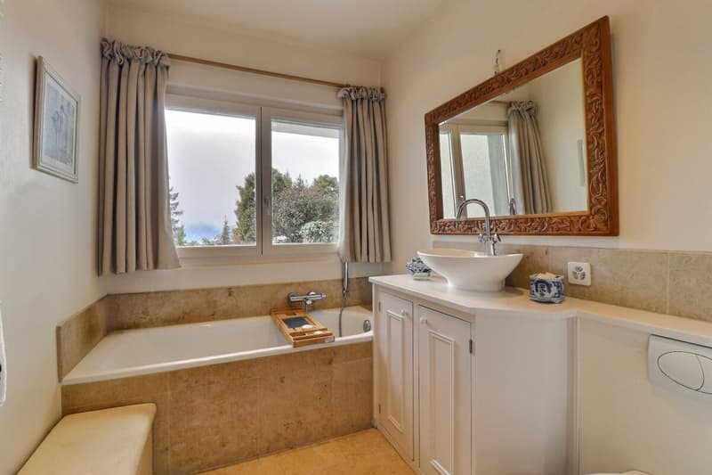 Three-story chalet in the residential complex with panoramic views of the Alps. (11)