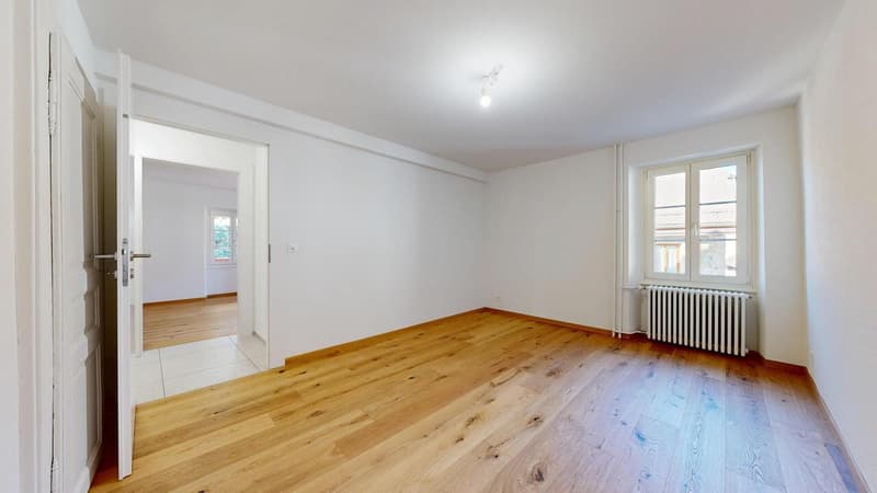 une pièce vide avec du parquet, dans une grande maison / an empty room with wooden floors in a large house