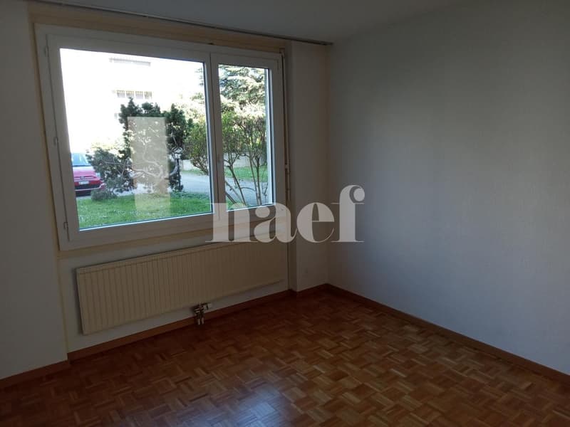 Apartment located in a quiet neighborhood, two steps from the bus stop and the primary school. (8)