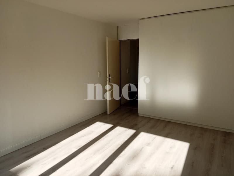Apartment located in a quiet neighborhood, two steps from the bus stop and the primary school. (13)
