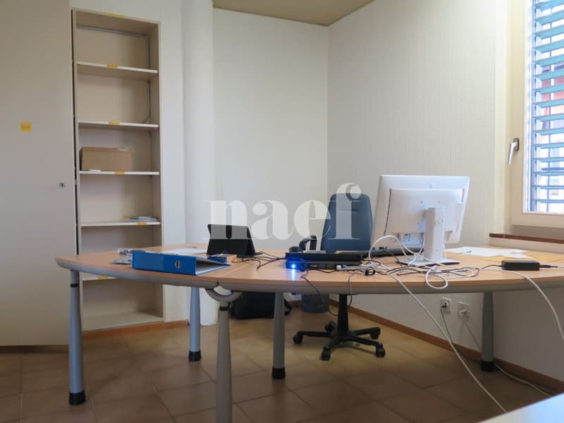 Zu vermieten, Gewerberaum von etwa 80m2 in St-Aubin. (2)