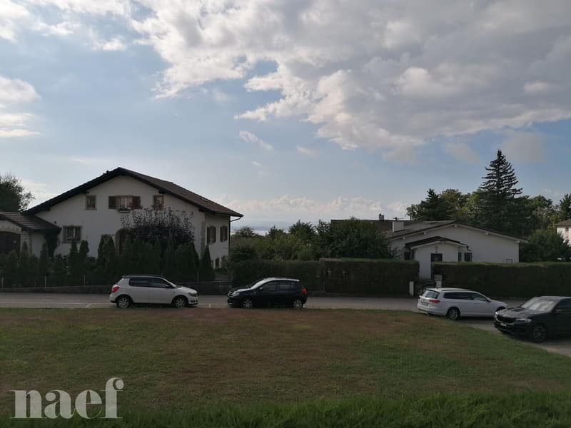 Joli appartement situé dans un quartier calme et verdoyant avec vue sur le lac. (4)