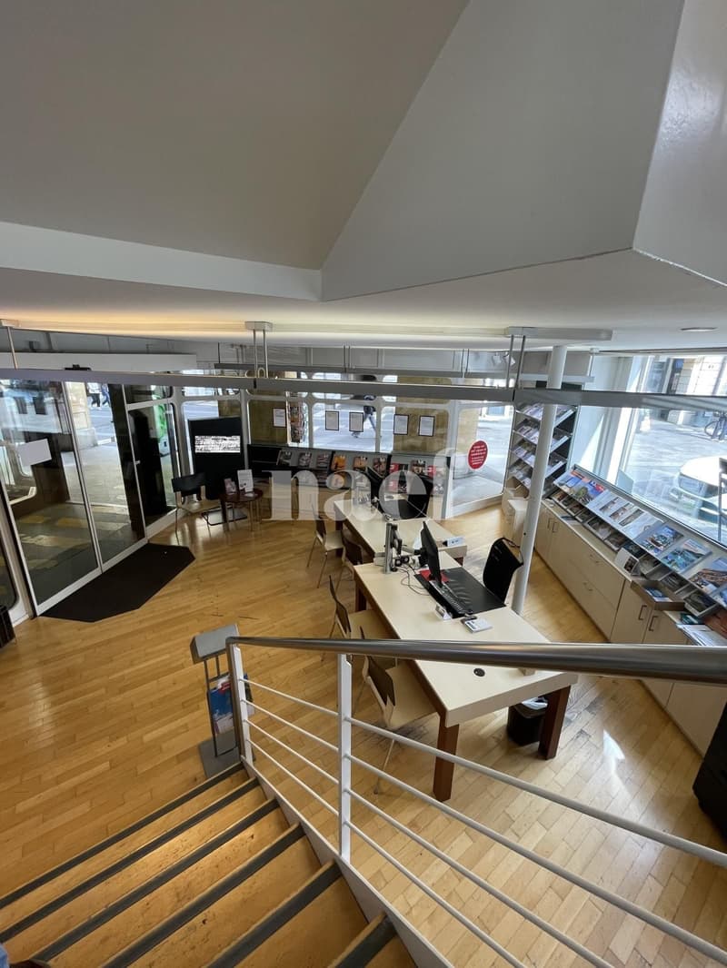 Locale polivalente con grande vetrina angolare a Neuchâtel (4)
