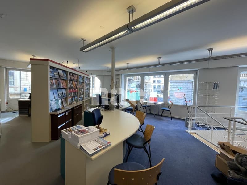 Locale polivalente con grande vetrina angolare a Neuchâtel (7)