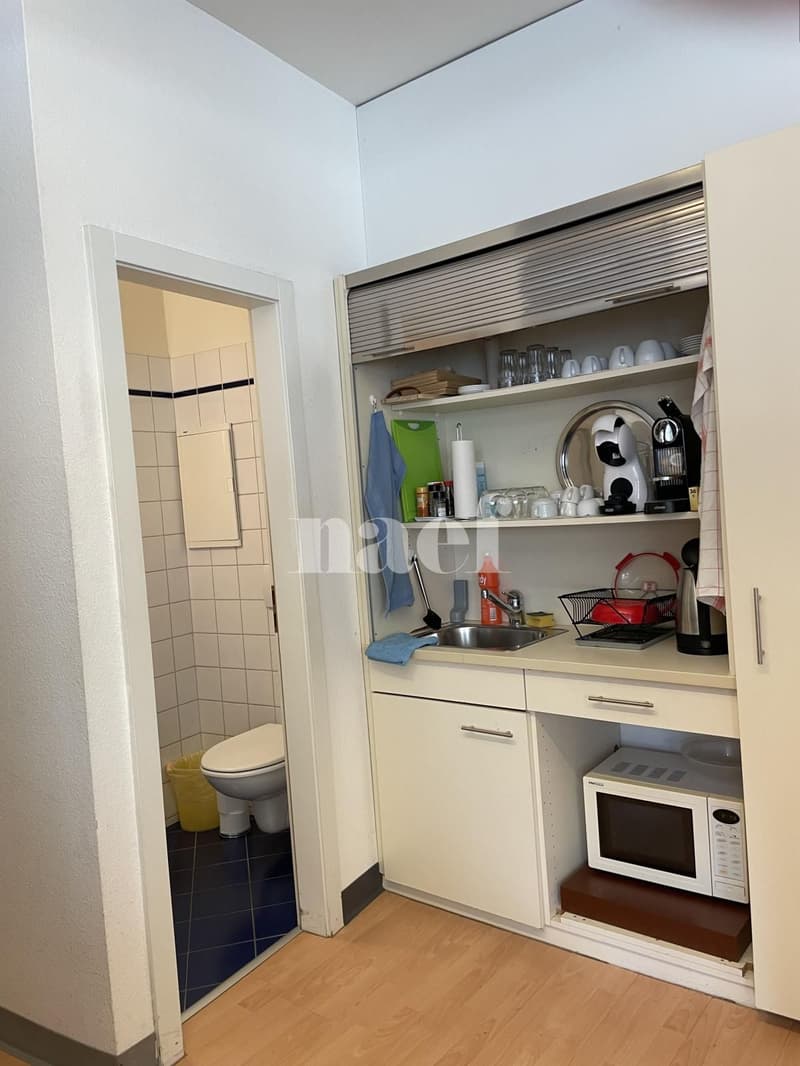 Locale polivalente con grande vetrina angolare a Neuchâtel (8)