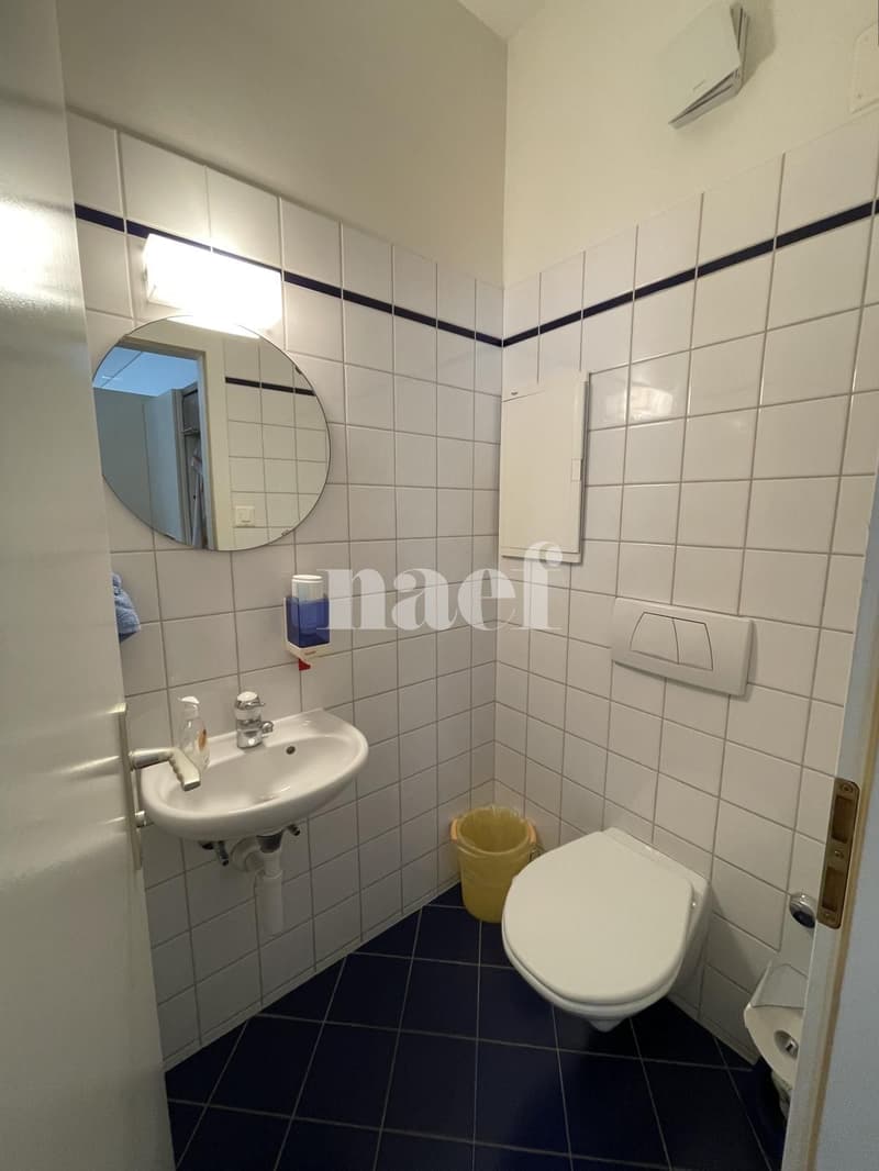 Locale polivalente con grande vetrina angolare a Neuchâtel (9)