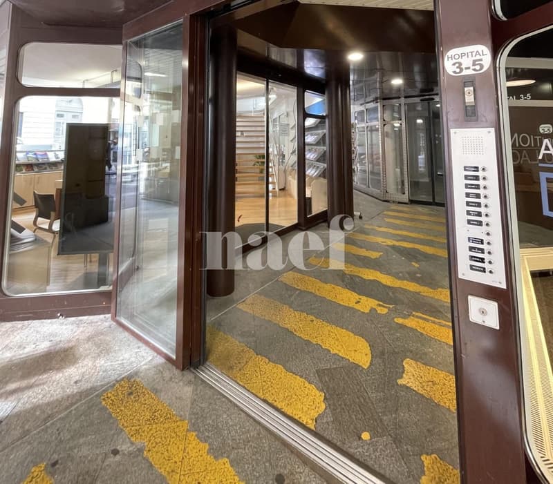 Locale polivalente con grande vetrina angolare a Neuchâtel (2)